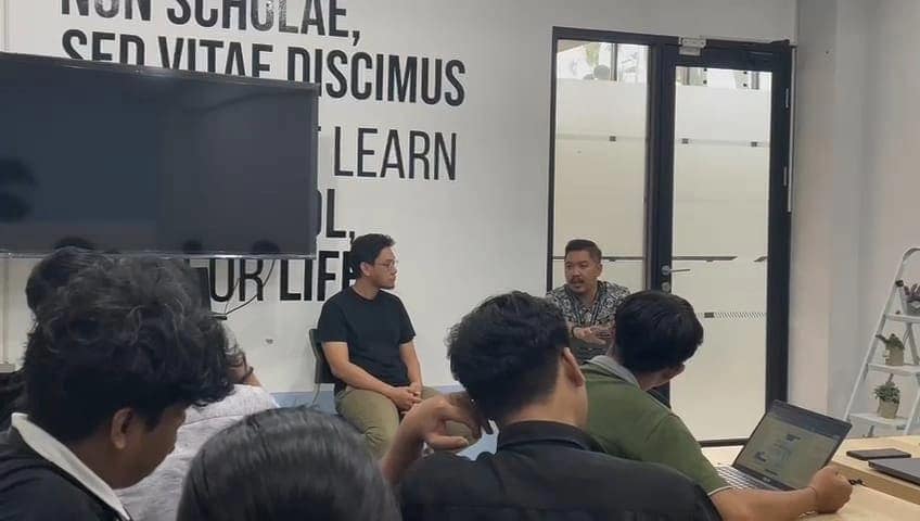 CEO of Qasir Rahmat Anggara Shares Career and Entrepreneurship Insights with IBM Students at Institut Asia Malang